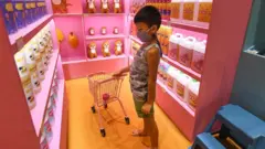 À Singapour, il est courant que les jeunes enfants portent des masques contre le covid, mais certains parents craignent que cela n'affecte leur développement