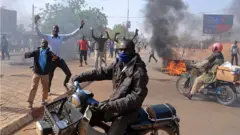 Après la publication de caricatures du prophète Mahomet par le journal français Charlie Hebdo en 2015, des émeutes anti-chrétiennes avaient fait 10 morts à Niamey, en janvier 2015.