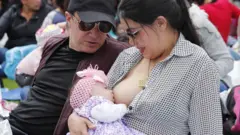 Женщина кормит грудью