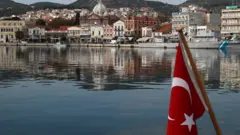 ساحل اليونان من مركب عليه علم تركيا