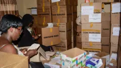 Abakozi ba CENI bariko baraharura amajwi nyuma y'amatora ya kamarampaka ku bwirizwa shingiro rishasha