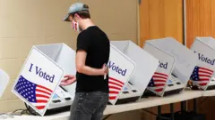 Homem vota em eleição americana de 2020