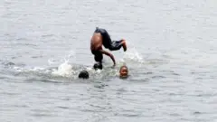 শিশুরা পানিতে ঝাঁপাঝাঁপি করছে