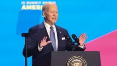 Biden gesticula enquanto discursa