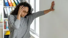 Une femme souffrant de bouffées de chaleur