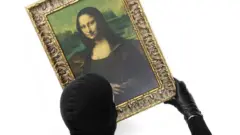 Ladrón robándose la Mona Lisa