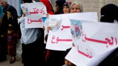 فلسطينيون يتجمعون خارج مكاتب الأمم المتحدة للاحتجاج على قرار برنامج الغذاء العالمي