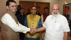 નરેન્દ્ર મોદી અને વિજય રૂપાણી સાથે રાજુ પાઠક