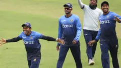 টি-টোয়েন্টিতে নিয়মিত অধিনায়ক মাহমুদুল্লাহ রিয়াদসহ সাকিব আল হাসান, মুশফিকুর রহিম, লিটন দাস, সৌম্য সরকার, মুস্তাফিজুর রহমান আছেন দলে।