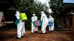 Gushyingura abishwe na Ebola bikorwa mu buryo bwihariye kuko imirambo yabo yanduza cyane (ifoto yo muri Kongo)