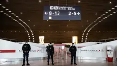مطار شارل ديغول في باريس ولافتات توصي بالتباعد الاجتماعي