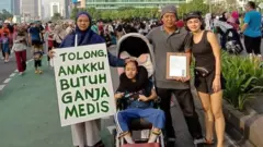 Santi Warastuti dan putrinya, Pika (kiri)