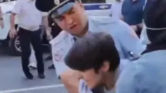 다게스탄 공화국 수도 마하치칼라에서 경찰이 동원령 반대 시위자를 연행하고 있다