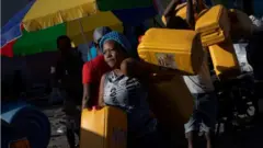 ኣብ ርእሰ ከተማ እታ ሃገረ ሰብ ጀሪካናት ሒዚ ነዳዲ ኣለዎ ናብ ዝተብሃለ ኖታ ክጓየ ምርኣይ ንቡር ኮይኑ ኣሎ 24 ጥቅምቲ 2021