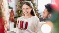 Una mujer recibe un regalo