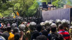 श्रीलङ्कामा प्रधानमन्त्री कार्यालयबाहिर प्रदर्शनकारीहरू