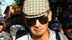 ચાર્લ્સ 10થી વધુ ભાષા જાણે છે, તેનું વ્યક્તિત્વ મોહક છે. તે વેશ બદલવામાં માહેર છે.