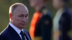 Perezida w'Uburusiya Vladimir Putin mu cyaro cya Samolva hanze y'umujyi wa Pskov, mu Burusiya, ku itariki ya 11 y'ukwezi kwa cyenda mu 2021