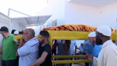 په تونس کې د ځايي اوسېدونکو او د افریقا له سارايي سیمو راغلیو کډوالو تر منځ شخړې په تاوتریخوالي اوښتې دي. په دې ویډیويي رپوټ کې یې نور حال وینو.