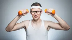 Упражнение с гантелями