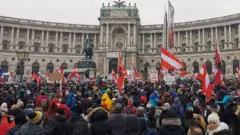 Abigaragambya bamagana ingamba zo kwirinda Covid no gukingirwa ku itegeko bateraniye hanze y'ingoro ya Hofburg