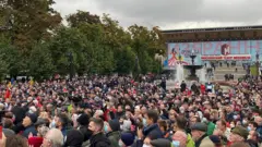 Люди на площади