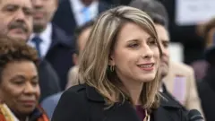 كيتي هيل تعترف بإقامة علاقة غرامية مع إحدى عضوات فريق حملتها الانتخابية، ولكن ليس مع مساعد لها في الكونغرس