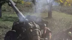 আর্মেনিয়ার সৈন্যরা যুদ্ধের সময় কামানের গোলা ছুঁড়ছে