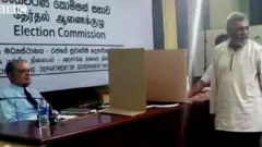 මැතිවරණ කොමිසමේ සභාපති මහින්ද දේශප්‍රිය සහ එහි සාමාජික නලින් අබේසේකර