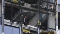 Лихачев проспектидаги кўп-қаватли бизнес марказнинг икки энг юқори қавати жиддий зарар кўрган.