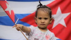 Niña con bandera cubana