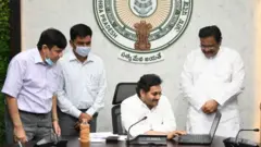 ఆంధ్రప్రదేశ్ ప్రభుత్వం వైయస్సార్‌ జగనన్న కాలనీల నిర్మాణానికి శ్రీకారం చుట్టింది. ముఖ్యమంత్రి జగన్ ఈ కార్యక్రమానికి శంకుస్థాపన చేశారు.