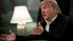 Tổng thống Donald Trump có những tuyên bố mâu thuẫn với chuyên gia về virus corona