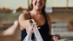 Mujer con una bolsa plástica