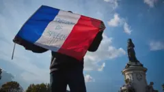 تظاهر الآلاف في فرنسا بعد ذبح مدرس قام بعرض رسوم كاريكاتورية للنبي محمد