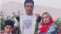 کیان پیرفلک که به ضرب گلوله ماموران جمهوری اسلامی کشته شد در کنار پدر و مادرش. به گفته اعضای خانواده پدر کیان (نفر وسط) به دلیل ضربات ناشی از گلوله، «عملا توانایی حرکتی از ناحیه پایین‌تنه ندارد و حتی نمی‌تواند بنشیند»
