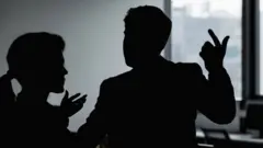 백신 휴가가 의무사항이 아니라면 연차라도 자유롭게 쓸 수 있어야 하지만, 휴가 불허도 공공연하게 이뤄지고 있었다