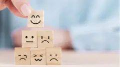Blocos de madeira simbolizando emoções