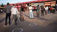 Abantu bubahirije amabwiriza yo kutegerana muri gare ya Nyabugogo mu Rwanda