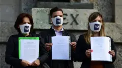 Membros do Noi Denunceremo mostram as queixas formais que apresentaram à Justiça em Bergamo em 10 de junho