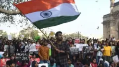 विरोध प्रदर्शन करते लोग