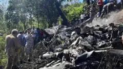 ගුවන් හමුදා යානයක් කඩා වැටේ