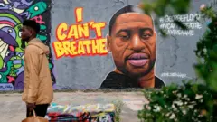 Mural con la imagen de George Floyd.