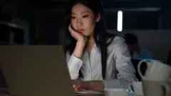 최근 한 연구에서 대부분의 사람들은 다른 곳에서 비슷한 업무를 할 때 받는 보상을 과소평가하는 것으로 나타났다