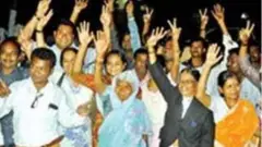 कोर्टाबाहेर जामिनावर सुटलेल्या महिला