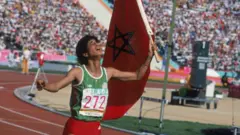 Nawal El Moutawakel franchgissant la ligne d'arrivee