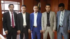 صحفيون يمنيون مفرج عنهم (من اليمين): حسن عناب- هيثم الشهاب- عصام بلغيث-هشام طرموم- هشام اليوسفي