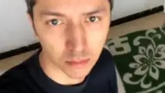 Селфи Мердана с наручниками