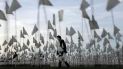 ነፍሲ ወከፍ ጻዕዳ ባንዴራ ንሓንቲ ኣብ ኣመሪካ ብሰንኪ ኮቪድ ዝሓለፈት ህይወት እያ ትውክል