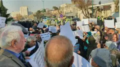 تصاویری از تجمع بازنشستگان مقابل مجلس